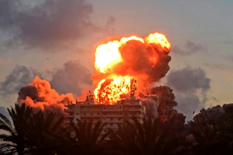 Une boule de feu visible au-dessus d'un bâtiment frappé par l'armée israélienne, le 28 mai 2026 à Tyr, au sud du Liban ( AFP / KAWANT HAJU )