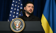 Le président ukrainien Volodymyr Zelensky en conférence de presse dans la résidence de Mar-a-Lago du président américain Donald Trump, en Floride, le 28 décembre 2025 ( AFP / Jim WATSON )