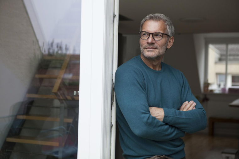Mathieu, 55 ans, veut passer à temps partiel sans fragiliser sa retraite ni puiser trop vite dans son épargne de 200.000 euros. ( crédit photo : Getty Images/Westend61 )