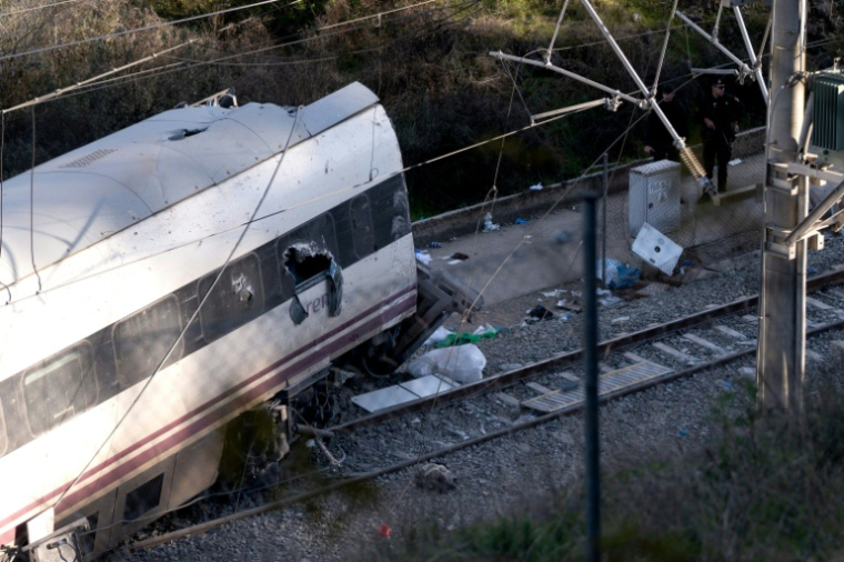 Un wagon d'un des deux trains qui ont déraillé à Adamuz, en Espagne, le 19 janvier 2026 ( AFP / JORGE GUERRERO )