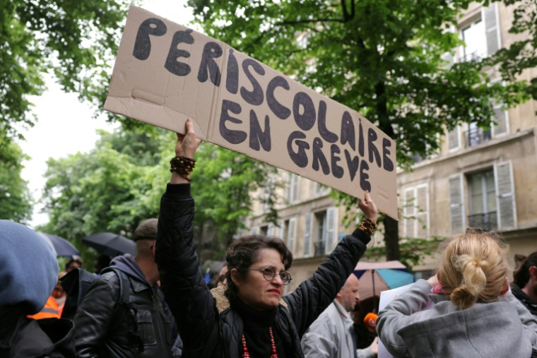 Manifestation organisée par sept syndicats du secteur de l'éducation devant la Direction des Affaires Scolaires (Dasco) à Paris, le 19 mai 2026 ( AFP / Thomas SAMSON )