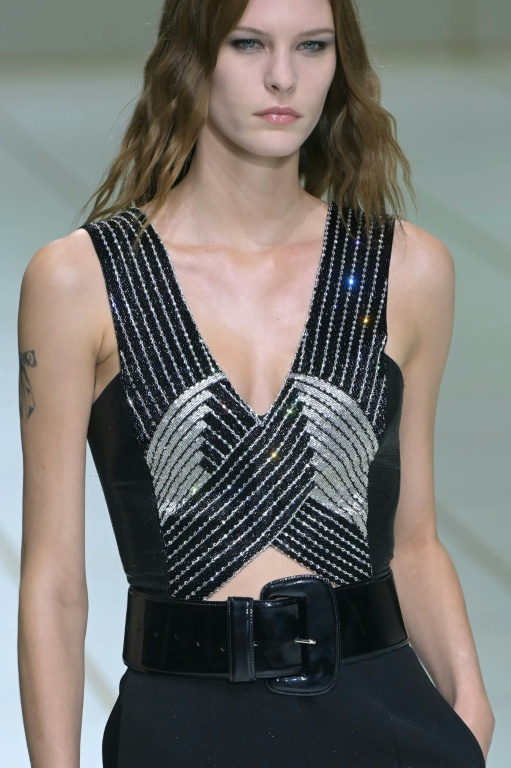 Défilé de la collection printemps-été Giorgio Armani lors de la semaine de la mode, le 27 septembre 2026 à Milan ( AFP / Stefano Rellandini )