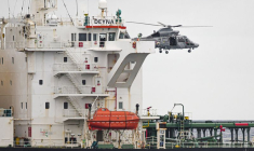 Un hélicoptère de la marine française survole le navire Deyna, censé appartenir à la flotte fantôme russe, lors d'une opération en Méditerranée occidentale