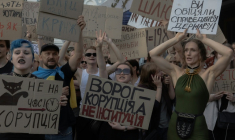 Des manifestants brandissent des pancartes lors d'une manifestation contre une loi qui supprime l'indépendance d'organismes anticorruption dans le centre-ville de Kiev, le 23 juillet 2025 ( AFP / Roman PILIPEY )