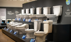 Cette photo, prise le 15 février 2024, présente différents modèles de toilettes dans un musée du fabricant japonais TOTO, situé à Kitakyushu, dans la préfecture de Fukuoka.  ( AFP / PHILIP FONG )