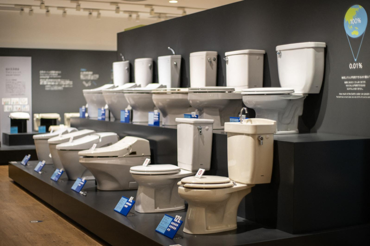 Cette photo, prise le 15 février 2024, présente différents modèles de toilettes dans un musée du fabricant japonais TOTO, situé à Kitakyushu, dans la préfecture de Fukuoka.  ( AFP / PHILIP FONG )