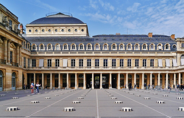 Paris Palais Royal Colonnes de Buren (Crédits: Wikimedia Commons - Zairon)