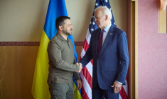Le président ukrainien Volodimir Zelensky et le président américain Joe Biden se serrent la main lors du sommet du G7 à Hiroshima