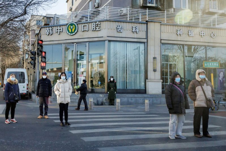 Un policier chinois surveillant une rue durant l'épidémie de coronavirus à Pékin