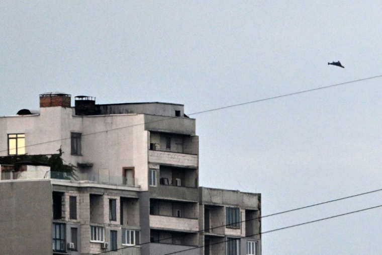 Un drone lors d'une attaque aérienne russe à Kiev, le 28 septembre 2025, en Ukraine ( AFP / Sergei SUPINSKY )
