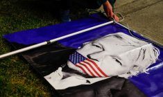 Une bannière avec une image représentant le fondateur de WikiLeaks, Julian Assange