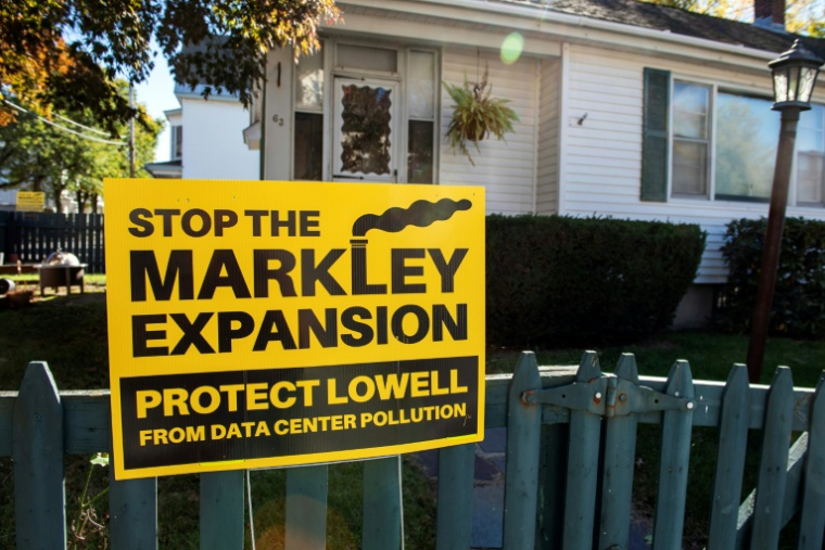 Une affiche contre un projet d'extension de centre de données à Lowell, dans l'Etat américain du Massachusetts, le 15 octobre 2026 ( AFP / JOSEPH PREZIOSO )