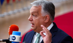 Le Premier ministre hongrois Viktor Orbán s'adresse aux médias alors qu'il participe au sommet des dirigeants de l'Union Européenne à Bruxelles, en Belgique