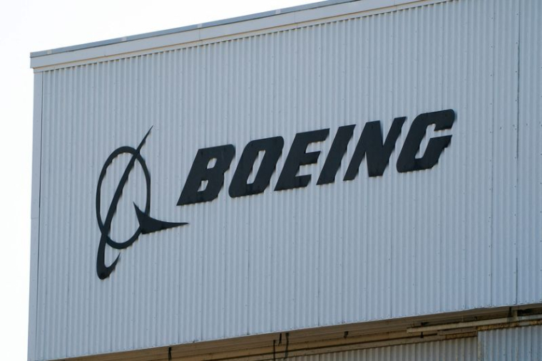 Un logo Boeing se trouve sur un bâtiment près de Boeing Field, à Seattle