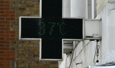 Une croix lumineuse de pharmacie affiche une température de 37°C le 24 juin 2026 à Londres ( AFP / JUSTIN TALLIS )