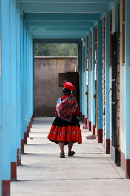 Une femme marche dans un bureau de vote lors du second tour de l'élection présidentielle à Ollantaytambo, département de Cusco, au Pérou, le 7 juin 2026 ( AFP / Jose Angulo )