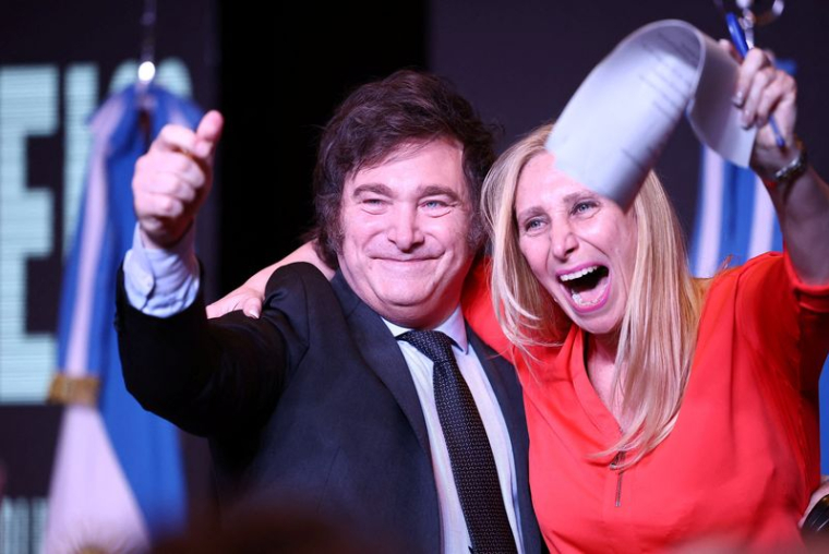 Le candidat à la présidence argentine Javier Milei avec sa sœur Karina Milei à Buenos Aires