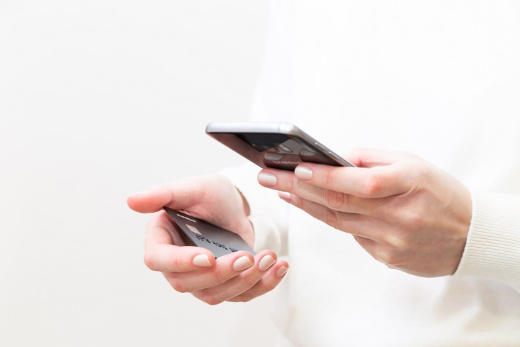 (Crédits photo : Adobe Stock - Femme effectuant un paiement en ligne avec sa carte bancaire à partir de son smartphone)