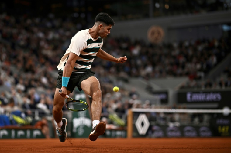 L'Espagnol Carlos Alcaraz pendant son match contre le Hongrois Fabian Marozsan mercredi à Roland Garros. ( AFP / JULIEN DE ROSA )