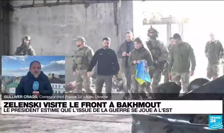 Ukraine : le président Zelensky visite le front près de Bakhmout