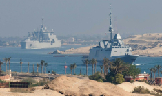 Photo diffusée par la Marine nationale, le 6 mai 2026, montrant le groupe aéronaval comprenant le porte-avions amiral Charles de Gaulle (non visible) et son escorte, traversant le canal de Suez en direction du sud de la mer Rouge afin de se prépositionner pour une éventuelle mission dans le détroit d'Ormuz ( Marine Nationale / Handout )