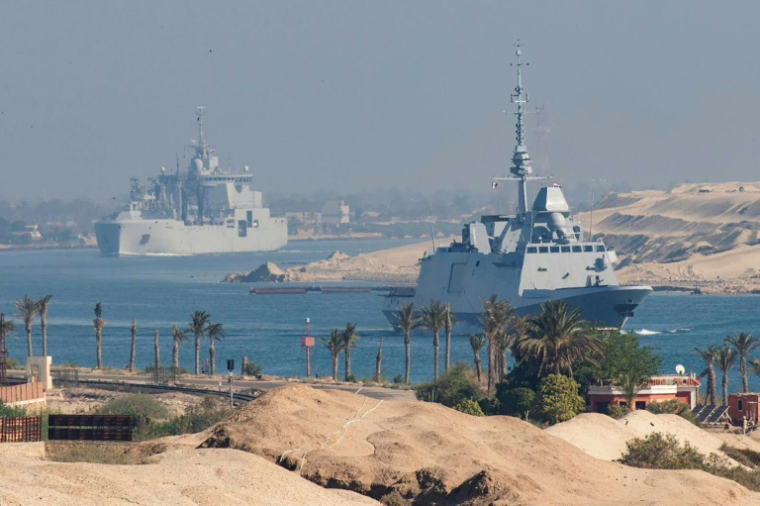 Photo diffusée par la Marine nationale, le 6 mai 2026, montrant le groupe aéronaval comprenant le porte-avions amiral Charles de Gaulle (non visible) et son escorte, traversant le canal de Suez en direction du sud de la mer Rouge afin de se prépositionner pour une éventuelle mission dans le détroit d'Ormuz ( Marine Nationale / Handout )