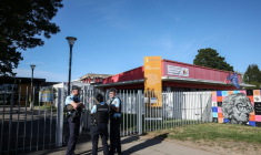 Des gendarmes devant le lycée Joubert-Maillard, où une adolescente a été agressée au couteau par un autre élève dans l'enceinte de l'établissement à Ancenis, le 10 avril 202 rn Loire-Atlantique ( AFP / FRED TANNEAU )