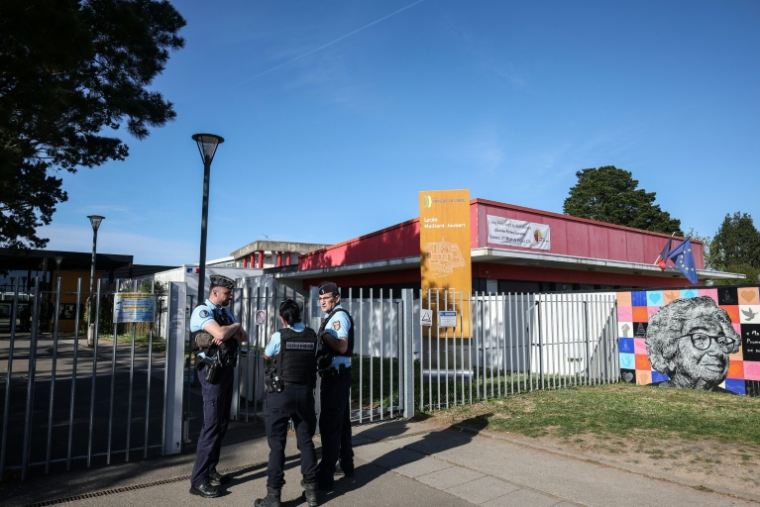 Des gendarmes devant le lycée Joubert-Maillard, où une adolescente a été agressée au couteau par un autre élève dans l'enceinte de l'établissement à Ancenis, le 10 avril 202 rn Loire-Atlantique ( AFP / FRED TANNEAU )