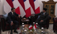 Macron tient une réunion avec le président indonésien à Jakarta