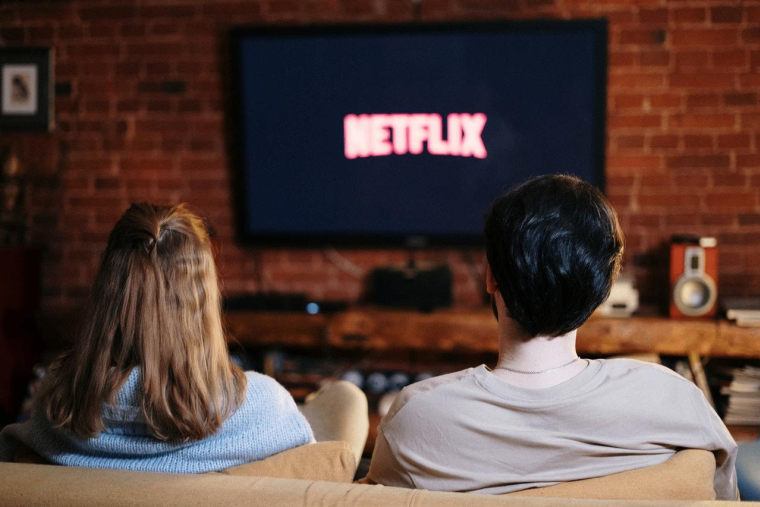 Les amateurs de cinéma ont trouvé sur les plateformes de quoi répondre à leurs désirs. Certes, la salle est plus qu'un lieu de visionnage, elle est une sortie à part entière, un moment de convivialité. (source : Cottonbro)