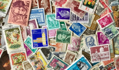 Vous pouvez vendre une collection de timbres en bloc à un négociant, ou opter pour la vente détaillée aux enchères. ( crédit photo : Shutterstock )