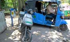 Un conducteur de rickshaw recharge son véhicule à côté d'un scooter électrique, à New Delhi, en Inde, le 12 avril 2026 ( AFP / Sajjad HUSSAIN )