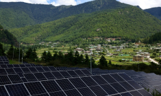 Des panneaux solaires dans la centrale solaire de Dechencholing, dans la capitale bhoutanaise, Thimphou, le 30 août 2026 ( AFP / Niharika KULKARNI )