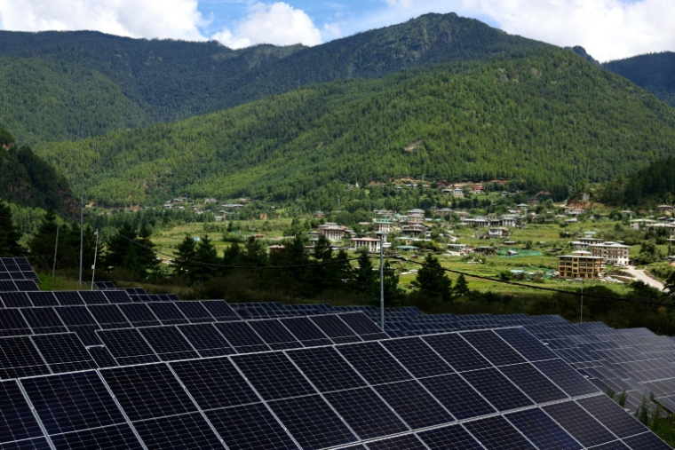 Des panneaux solaires dans la centrale solaire de Dechencholing, dans la capitale bhoutanaise, Thimphou, le 30 août 2026 ( AFP / Niharika KULKARNI )