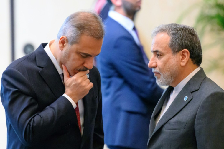 Le ministre iranien des Affaires étrangères Abbas Araghchi (D) s'entretient avec son homologue turc Hakan Fidan, à l'occasion d'une réunion ministérielle de l'Organisation de la coopération islamique (OCI) à Istanbul, le 21 juin 2025 ( AFP / Yasin AKGUL )