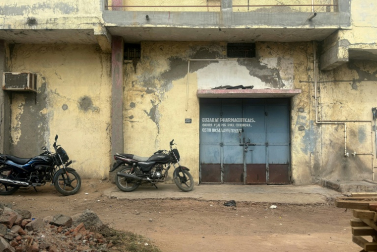 L'entrée de l'unité de production de l’entreprise indienne Gujarat Pharmaceuticals à Godhra, dans le nord-ouest de l'Inde, le 30 janvier 2026 ( AFP / Shammi MEHRA )