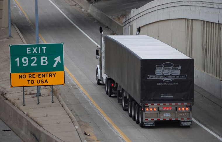 Un camion commercial se dirige vers le pont Ambassador à Windsor, Ontario, Canada depuis Détroit, Michigan