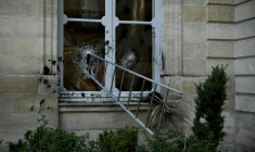 Une échelle enfoncée au travers d'une fenêtre de l'Hôtel de Nesmond, la résidence officielle du préfet de Gironde, à Bordeaux, le 18 octobre 2026 ( AFP / Philippe LOPEZ )