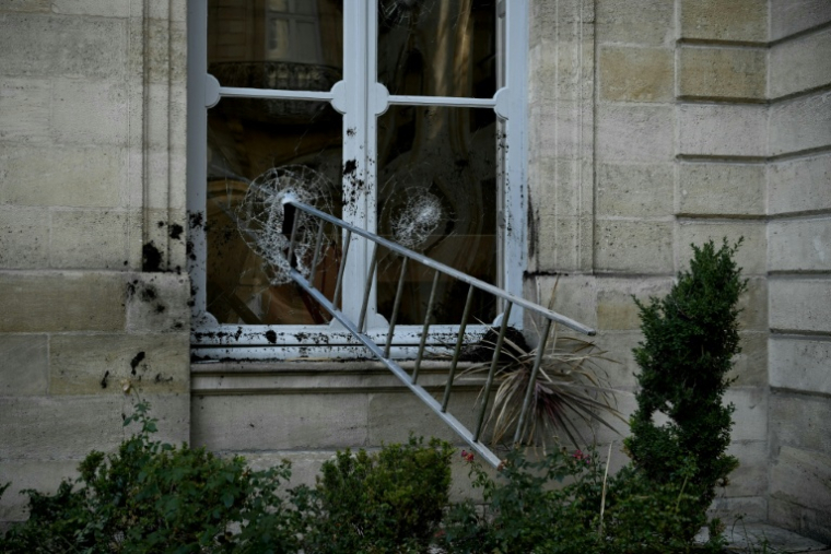 Une échelle enfoncée au travers d'une fenêtre de l'Hôtel de Nesmond, la résidence officielle du préfet de Gironde, à Bordeaux, le 18 octobre 2026 ( AFP / Philippe LOPEZ )