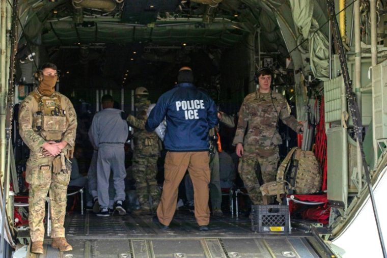 Des policiers et militaires américains font monter des immigrés dans un avion en vue d'une expulsion des Etats-Unis, à Fort Bliss, le 10 février 2025, photo fournie par l'armée américaine ( US ARMY / Sgt. Griffin Payne )