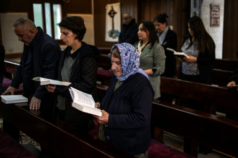 Fidèles dans l'église anglicane de Zababde, en Cisjordanie occupée, le 10 avril 2025 ( AFP / John WESSELS )