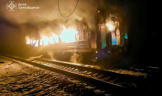 Photo prise et fournie par les secours ukrainiens le 27 janvier 2026, montrant un train ukrainien en flammes après une frappe russe dans la région de Karkhiv (nord-est de l'Ukraine) ( UKRAINIAN EMERGENCY SERVICE / Handout )