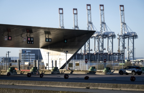 L'entrée du port du Havre, dans le nord de la France, le 30 octobre 2026, lors d'une grève de 24 heures des dockers ( AFP / Guillaume SALIGOT )