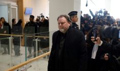 Le cinéaste Christophe Ruggia sort après son procès pour agressions sexuelles sur mineure, à Paris, le 3 février 2025 ( AFP / GEOFFROY VAN DER HASSELT )