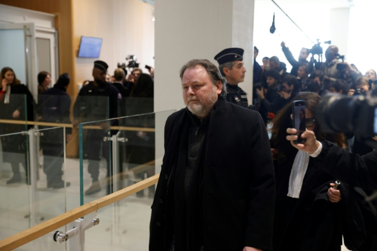 Le cinéaste Christophe Ruggia sort après son procès pour agressions sexuelles sur mineure, à Paris, le 3 février 2025 ( AFP / GEOFFROY VAN DER HASSELT )