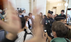 Procès en appel des viols de Mazan : Gisèle Pelicot sort du tribunal