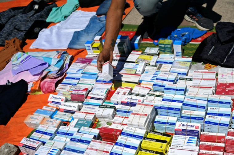Des médicaments vendus sur un marché de rue à Villa Fiorito, dans la banlieue de Buenos Aires, le 19 octobre 2025 en Argentine ( AFP / Luis ROBAYO )