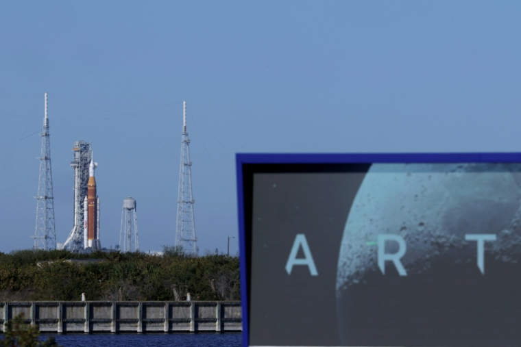 La fusée lunaire SLS et le vaisseau spatial Orion, intégrés pour la mission Artemis 2, sur le pas de tir 39B du Centre spatial Kennedy à Cap Canaveral, en Floride, le 3 février 2026 ( GETTY IMAGES NORTH AMERICA / JOE RAEDLE )