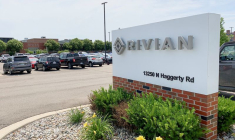 Photo du panneau Rivian Automotive à l'extérieur de l'usine du fabricant de camions électriques, à Plymouth, dans le Michigan