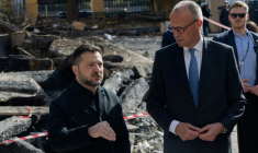 Le président ukrainien Volodymyr Zelensky (G) et le chancelier allemand Friedrich Merz (D) lors d'une visite du bâtiment endommagé de l'Académie des sciences de Kiev, le 4 octobre 2026  ( AFP / Tetiana DZHAFAROVA )